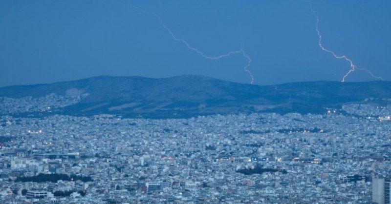 Властите в Гърция предупреждават за опасни наводнени пътища. Бурята Ева