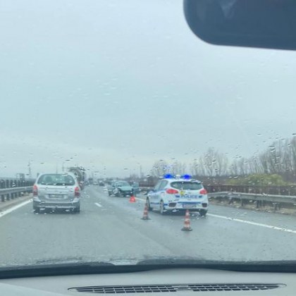 Катастрофа е причината за временно движение само в изпреварващата лента