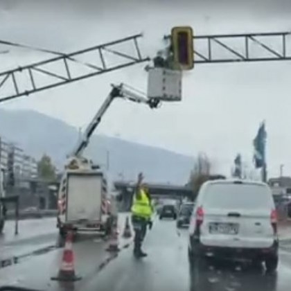 Светофар падна на Околовръстното шосе в София Движението е затруднено
