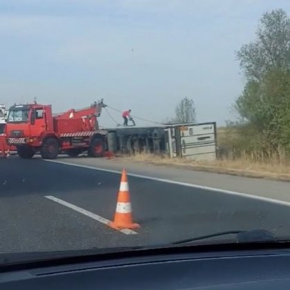Пътен инцидент с камион стана по рано днес на АМ Тракия