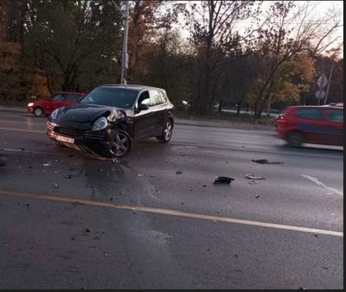 Дрогиран с джип удари служебен автомобил на психиатрична болница