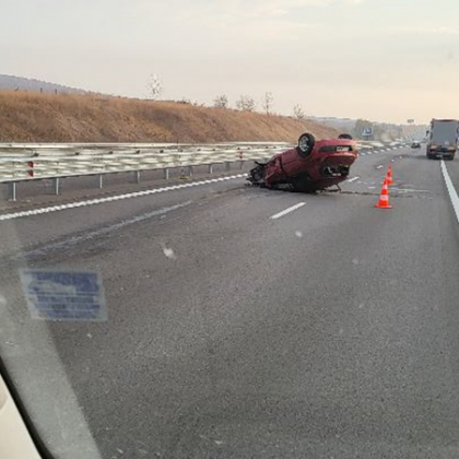 Лек автомобил се е преобърнал по таван на автомагистрала Тракия