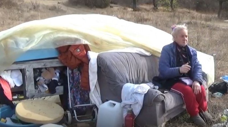Абсурд! Жена остана без дом, спи на открито в Родопите