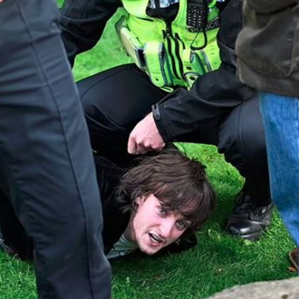 Британският студент който беше задържан вчера за замеряне с яйца