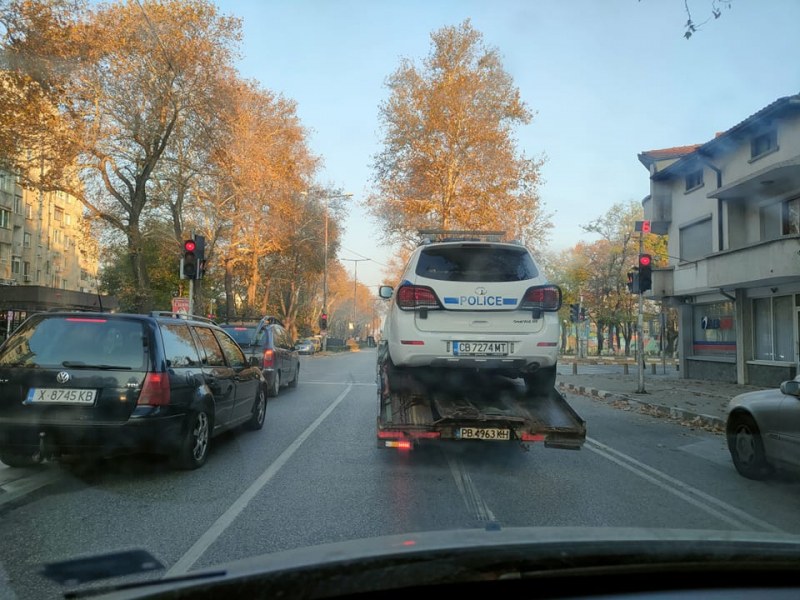 Полицейска кола беше репатрирана в Асеновград. Гледката провокира реакциите на