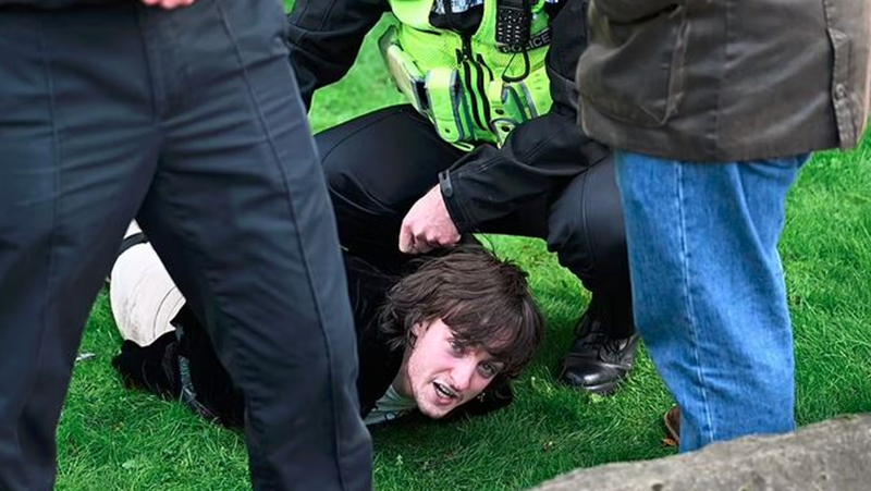 Британският студент, който беше задържан вчера за замеряне с яйца