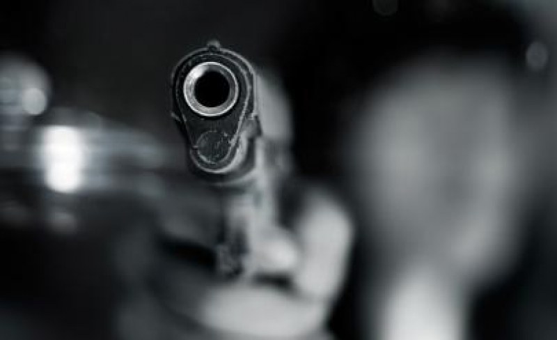 15-годишен простреля момиче с пистолет