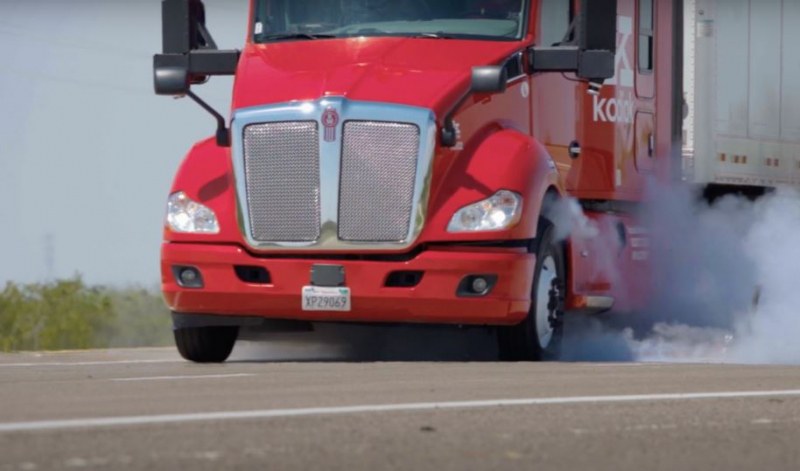 Как реагира самоуправляващ се камион при спукване на гума? ВИДЕО