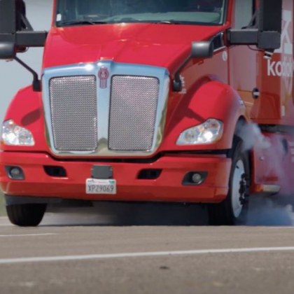 Производител на камиони показа нагледно нова технология за бесопасност Демострацията