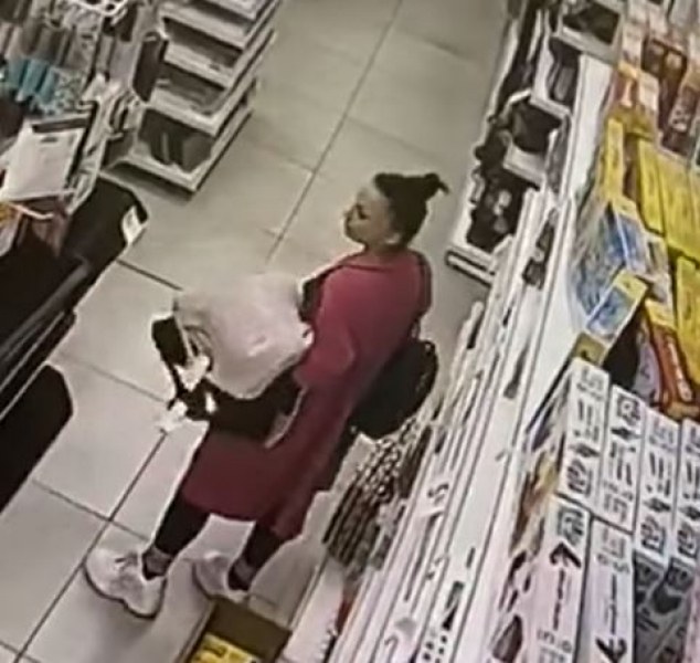 Млада, добре изглеждаща жена, открадна от магазин. За това сигнализираха