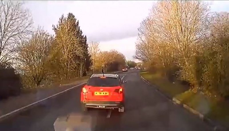Шофьор нарочно препречи пътя на линейка ВИДЕО