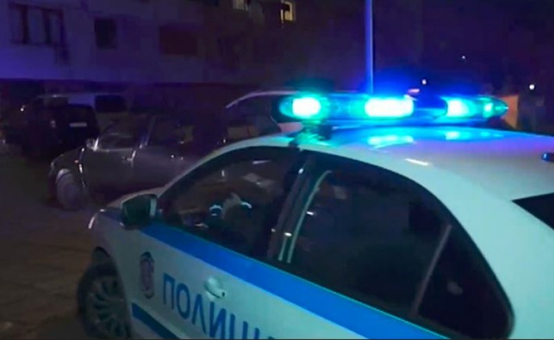 Шофьор, превозващ мигранти, опита да помете полицай! Катастрофира и избяга