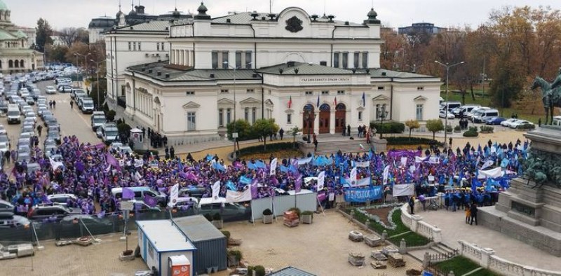 Стотици се събраха на протеста на синдикатите, демонстрантите с 14 искания СНИМКИ