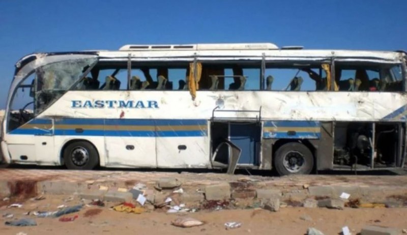 Автобус падна в канал, 19 души загинаха