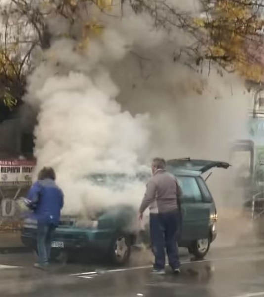 Гъст пушек се носи от кола на кръстовище, никой не помага СНИМКИ