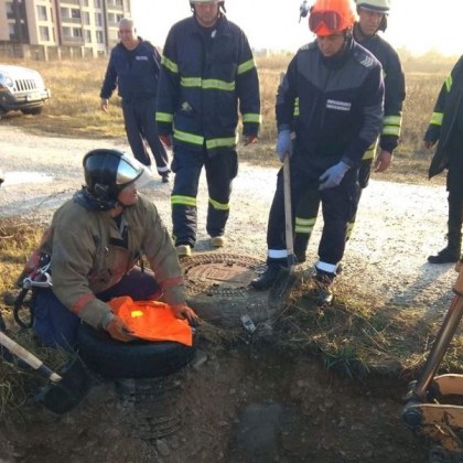 Пловдивските огнеборци спасиха мъж който се заклещил в тръба Мъжът