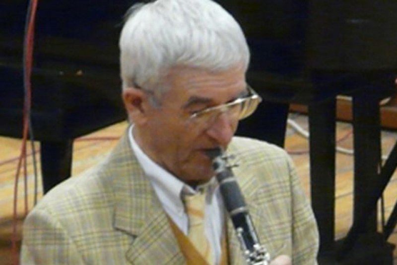 Саксофонистът Емануил Манолов-Бадема почина. Тъжната вест съобщи  музикантът Калин Вельов. Манолов