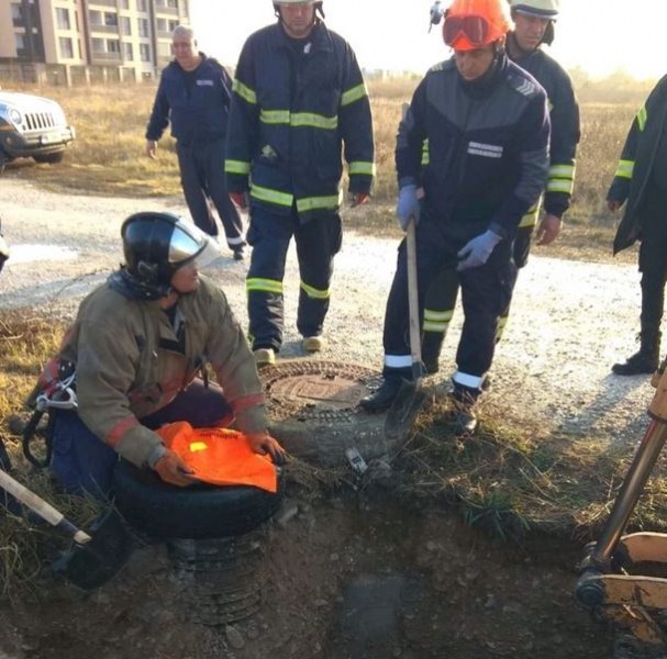 Пловдивските огнеборци спасиха мъж, който се заклещил в тръба. Мъжът
