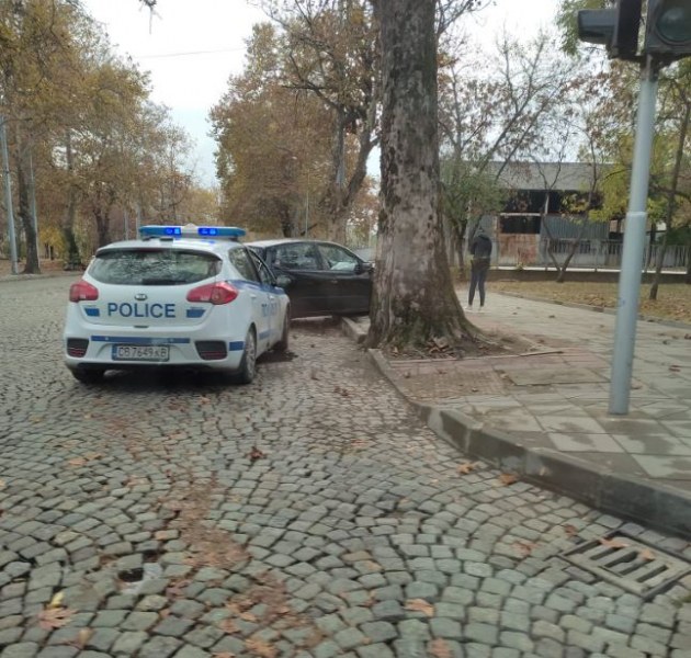 Дете е пострадало при сблъсъка на кола в стълб в Пловдив