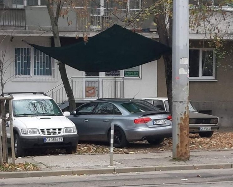 Иновативно! Шофьор покри колата си с килимчето на Аладин СНИМКА