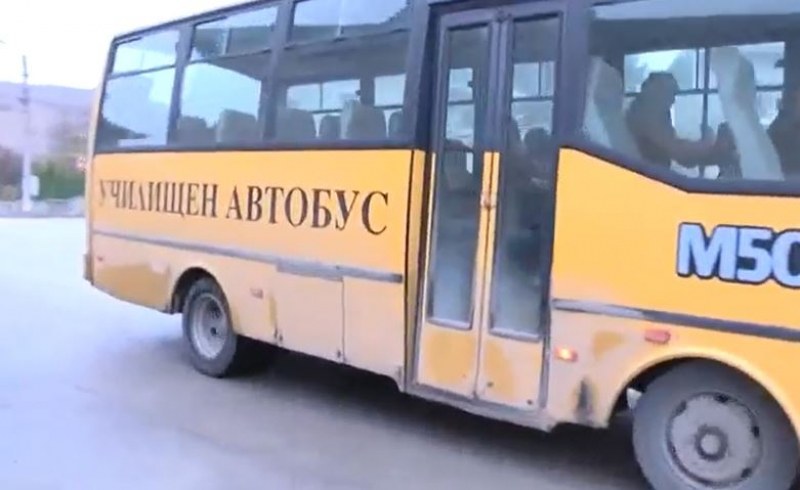 Деца стоят прави в ученически автобус, местата за заети от възрастни