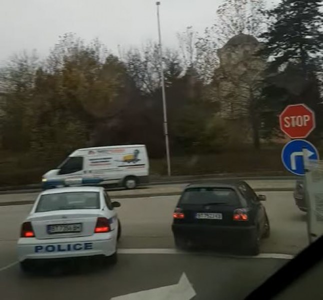 Полицаи от Велико Търново бяха уловени в нарушение. Те са