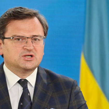 Украинският външен министър Дмитро Кулеба отрече падналите в Полша ракети да