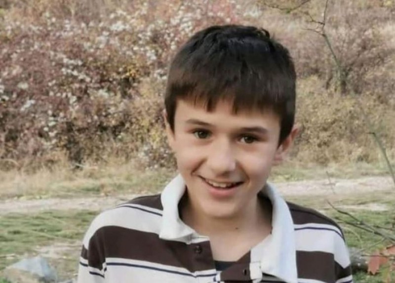 Продължава издирването 12-годишния Александър в Перник. Момченцето, което има форма