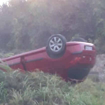 Една жена е пострадала след като колата ѝ се преобърнала