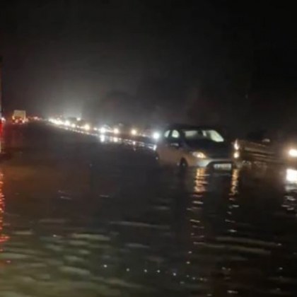 Проливен дъжд падна във Великобритания снощи Пътуващи с колите си