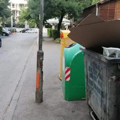 Преминаването по тротоара е невъзможно Контейнери за боклук са разположени
