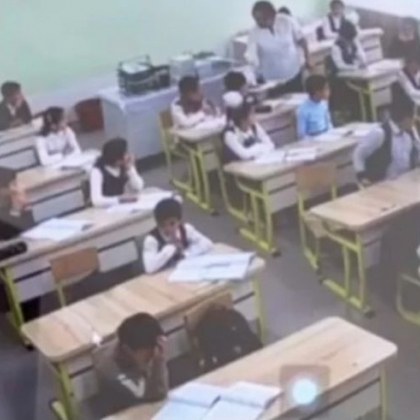 Начален учител в училище в Бухара наби почти целия клас