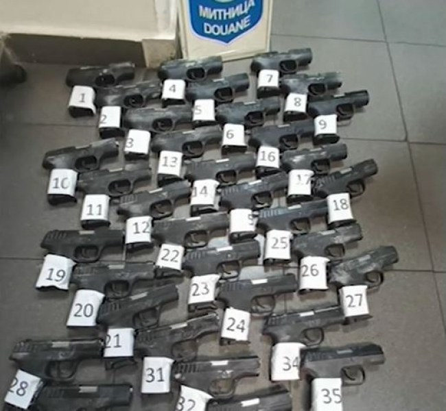 Шофьор опита да прекара 35 пистолета през границата ни с Турция