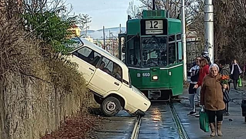 Инцидент с Лада спря движението на трамвай № 12 СНИМКИ