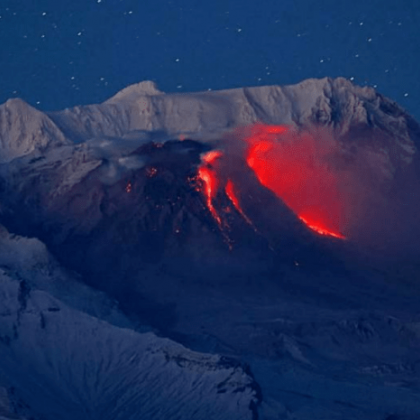 В Русия започна изригването на два големи вулкана наведнъж