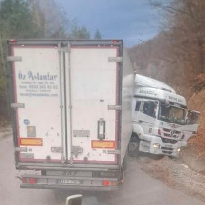 Пореден пътен инцидент в прохода Витиня По първоначална информация камион е