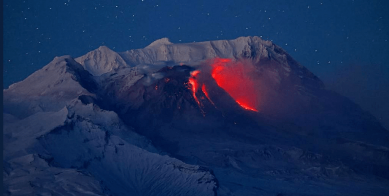 Облак пепел на 60 км: в Русия започна изригването на два вулкана наведнъж ВИДЕО