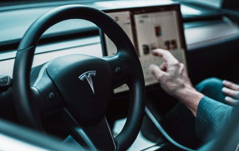 Tesla масово изтегля автомобили в САЩ. Защо?