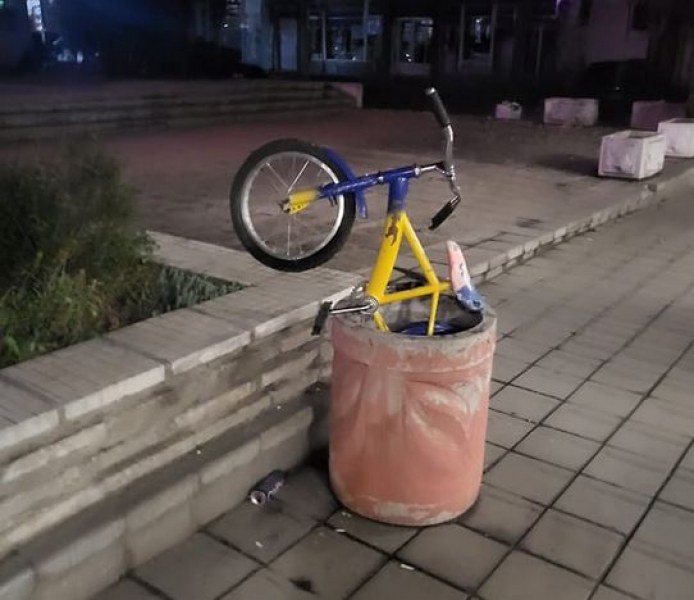 Снимка на колело на необичайно място предизвика коментари в мрежата.