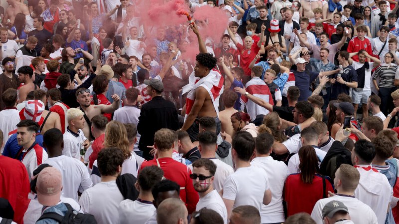 Фенка на Англия зарадва мъжете на стадиона с неприлично действие  ВИДЕО 18+
