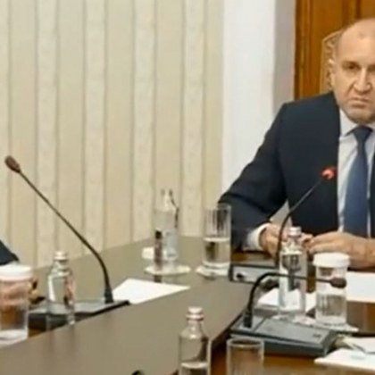 Румен Радев провежда консултации с представители на парламентарната група на