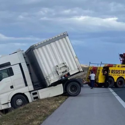 Силният вятър в Сливенска област обърна ремарке на товарен камион  Инцидентът