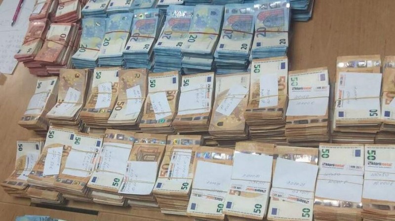 Шофьор загази! Откриха 2 милиона лева в камиона му