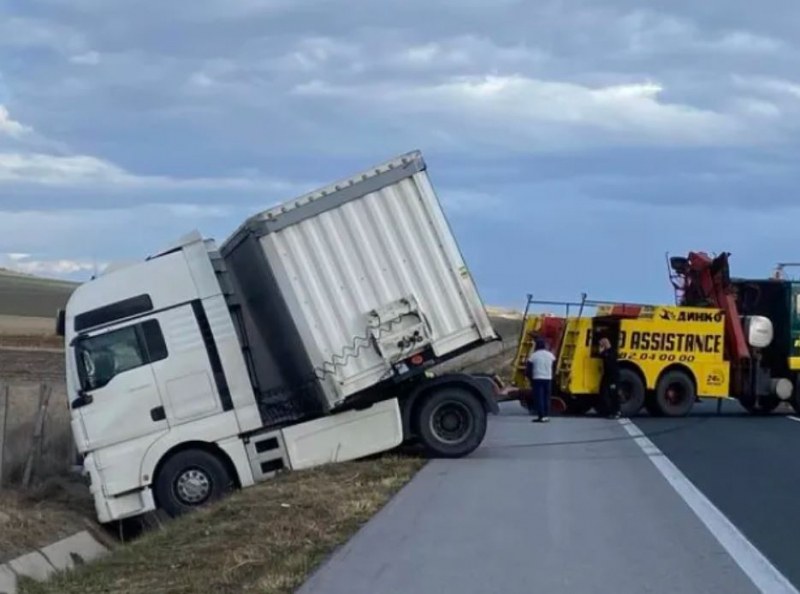 Силният вятър в Сливенска област обърна ремарке на товарен камион. Инцидентът