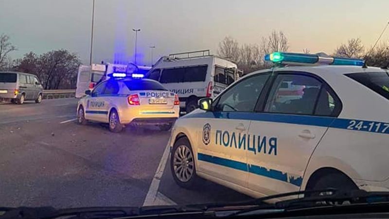 Шофьорът на буса с мигранти, който удари полицейска кола, е българин.