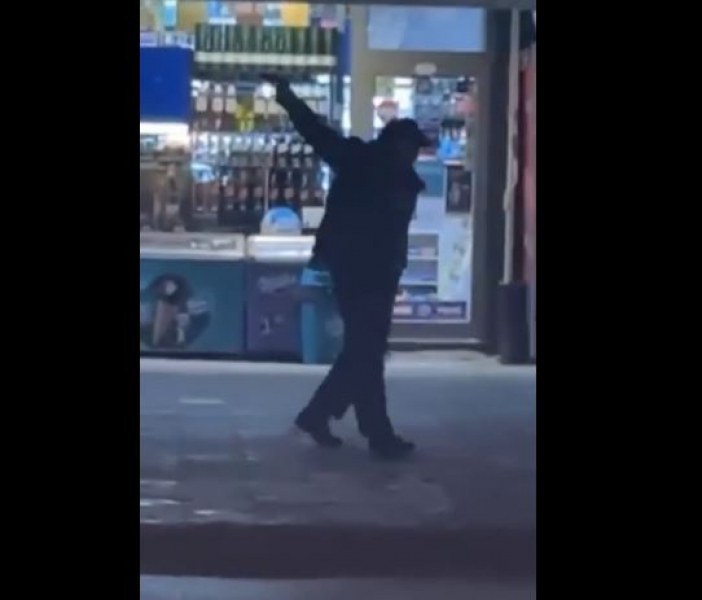 Мъж стреля с пистолет пред магазин в Пловдив!  ВИДЕО