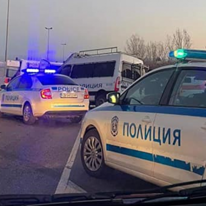 Шофьорът на буса с мигранти който удари полицейска кола е българин