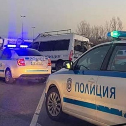 Полицаят пострадал при инцидент с мигранти на магистрала Тракия остава