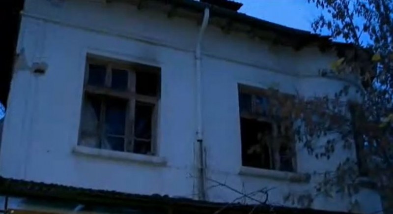 Хора се настаниха в изоставена къща в София, кварталът пропищя