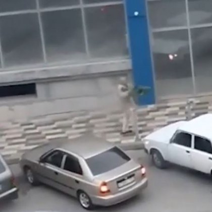Шокиращ инцидент в Русия Мъж откри огън на улица в